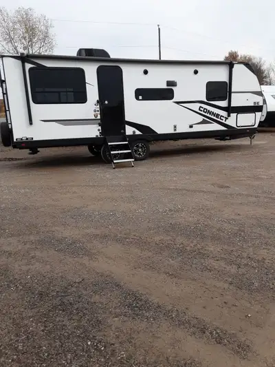 Connect SE is the ultimate travel trailer offering spacious floor plans, yet it is still lightweight...