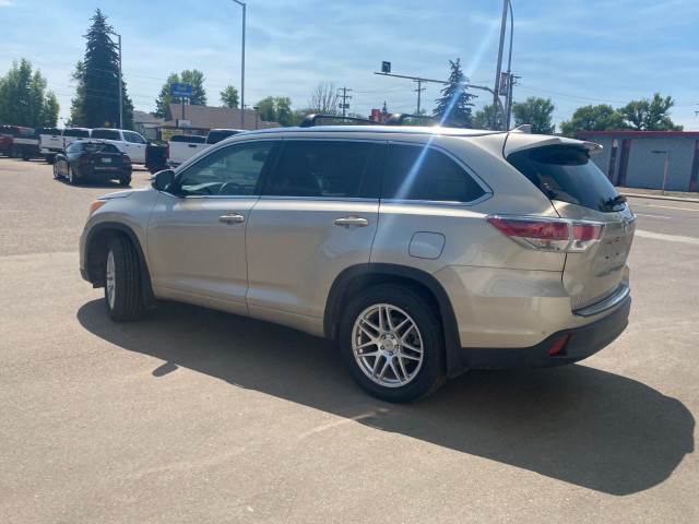 2016 Toyota Highlander in Cars & Trucks in Medicine Hat - Image 3