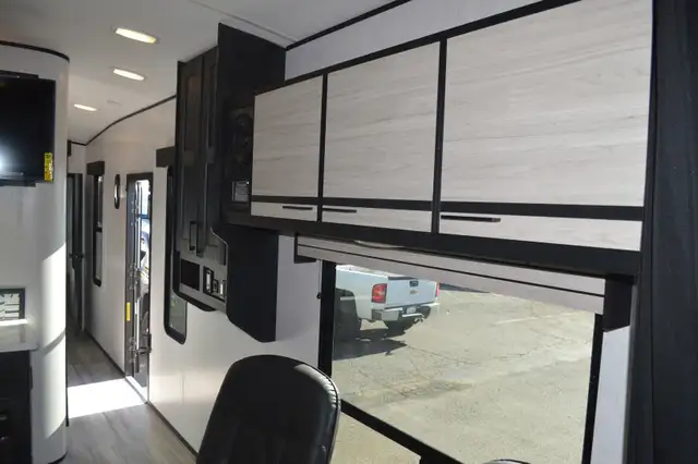TOY HAULER CLEARANCE -STYKER 3414 W/REAR PATIO DECK UNDER COST in RVs & Motorhomes in London - Image 6