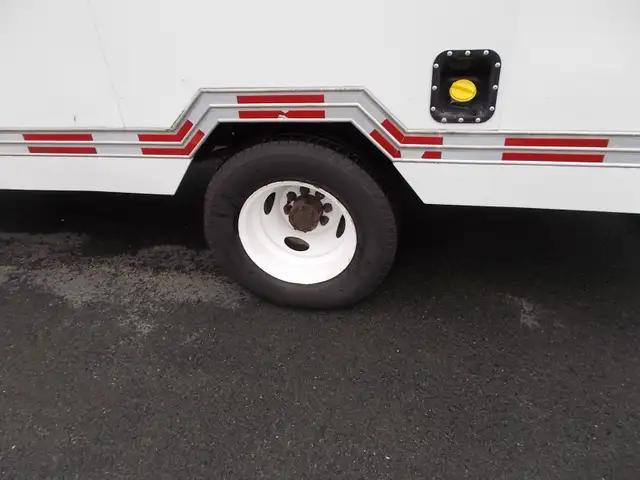 2019 Ford E-Series Cutaway Reefer Van dans Autos et camions dans Bedford - Image 6