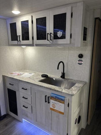 Longitude Towable LNT310RL- No better home away from home than this travel trailer! Enjoy many featu... (image 4)