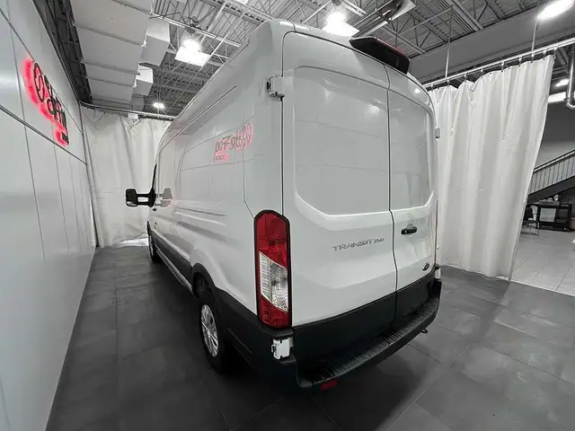 2023 Ford Transit Cargo Van T250 148 MEDIUM ROOF - HAUTEUR DE 6  in Cars & Trucks in Québec City - Image 4