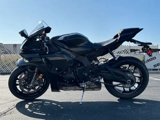 2025 YAMAHA YZF-R1-BLACK! in Street, Cruisers & Choppers in Delta/Surrey/Langley - Image 4