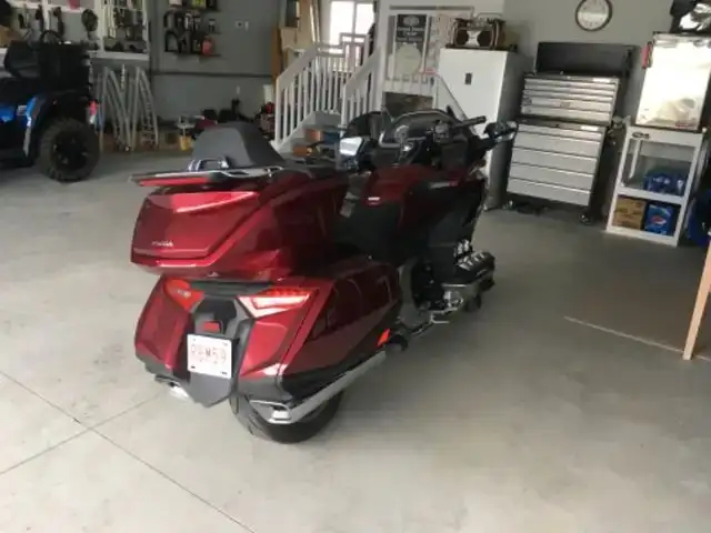 2018 HONDA GOLDWING TOUR GL1800 (FINANCING AVAILABLE) in Street, Cruisers & Choppers in Kelowna - Image 5