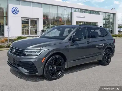This Volkswagen Tiguan boasts a Intercooled Turbo Regular Unleaded I-4 2.0 L/121 engine powering thi...