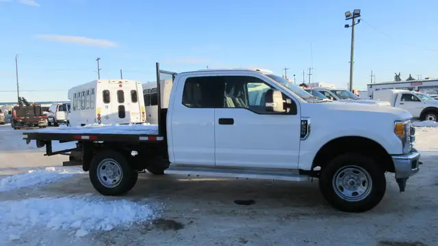 2017 FORD F350 XLT EXTENDED CAB FLAT DECK in Heavy Trucks in Edmonton - Image 4