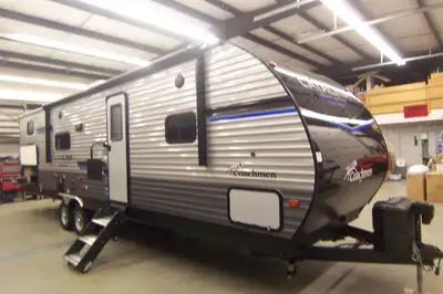 7125 lbs, Rear Quad Bunk, Outside Kitchen, Duct A/C, Electric Awning, Microwave, Stereo, Fireplace,...