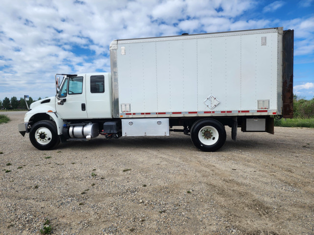 2016 INTERNATIONAL 4300 EXT CAB **** CUMMINS ISB ENGINE**** in Heavy Trucks in Calgary - Image 2