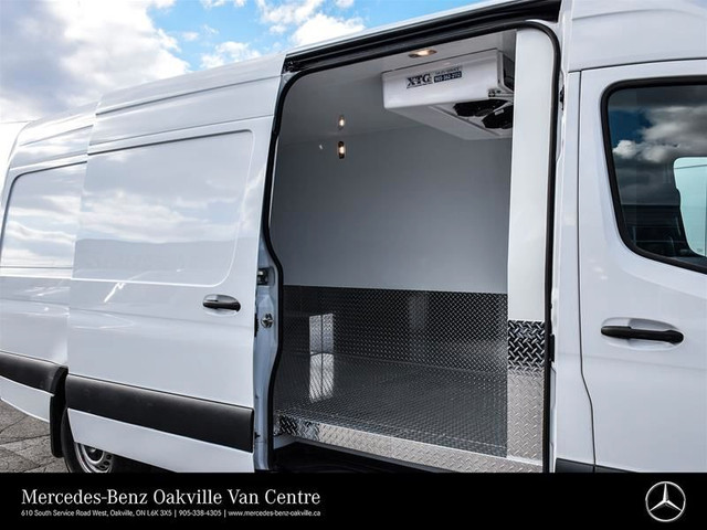 2023 Mercedes-Benz Sprinter Cargo Van dans Autos et camions  à Région d’Oakville/Halton - Image 2