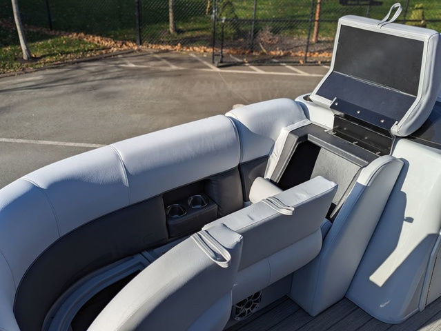 2023 Bentley Pontoons Legacy 203 Cruise XL in Powerboats & Motorboats in Chilliwack - Image 4
