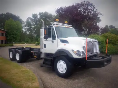 2012 International 7400, Flat Deck Diesel Air Brakes 7.6L L6 DIESEL engine Air conditioning Power do...