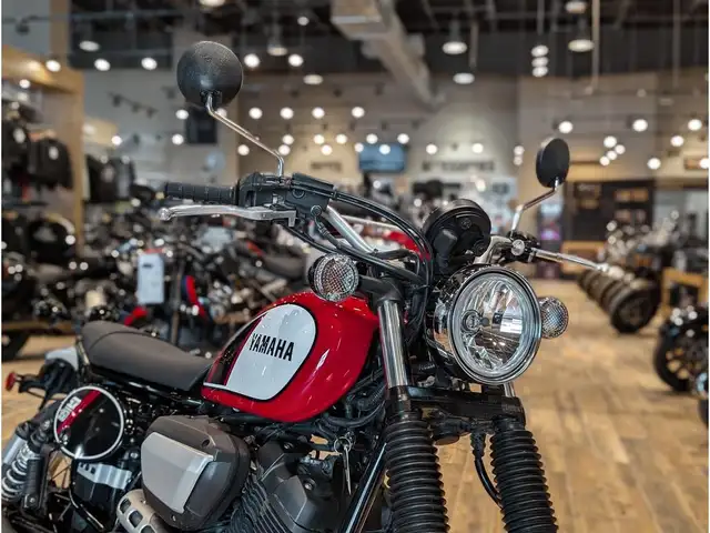 2017 Yamaha SCR950 // Charcoal Silver and Rapid Red in Dirt Bikes & Motocross in Winnipeg - Image 4