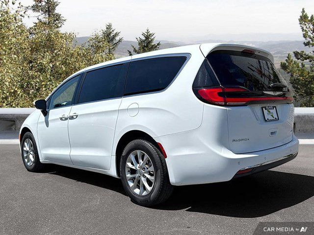 2023 Chrysler Pacifica Touring L | Power Side Doors | in Cars & Trucks in Cowichan Valley / Duncan - Image 3