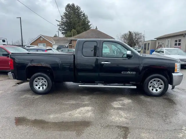 2012 Chevrolet Silverado 1500 LS CHEYENNE EDITION, V8, EXT CAB,  in Cars & Trucks in London - Image 7