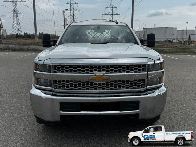 2019 Chevrolet SILVERADO 3500HD Crew Cab Flat Bed 4WD in Cars & Trucks in City of Toronto - Image 3