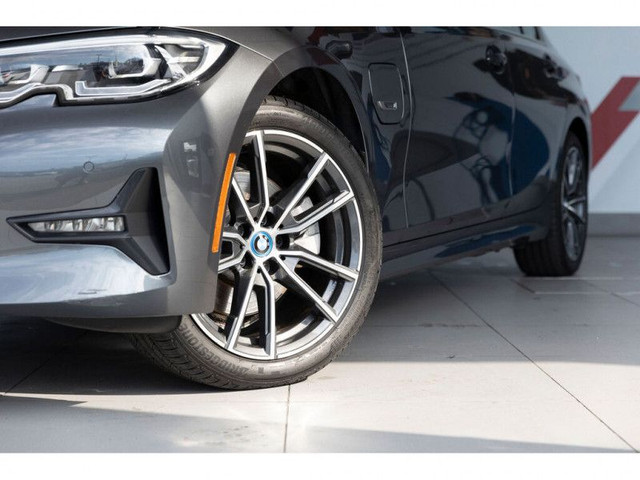 2022 BMW 3 Series 330e xDrive Plug-In Hybrid in Cars & Trucks in Vancouver - Image 2