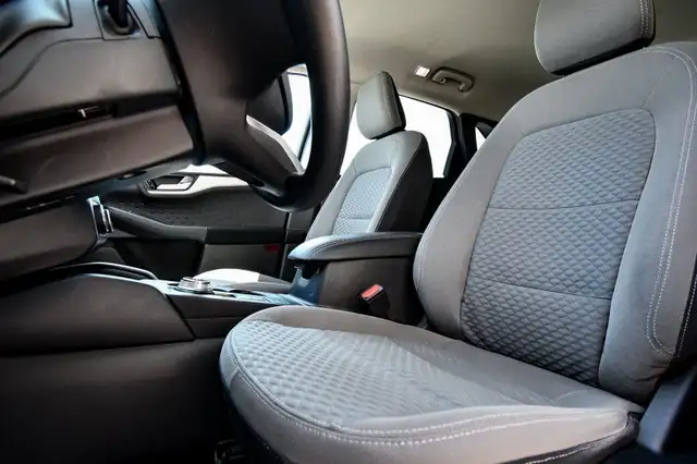 2020 Ford Escape SE • HEATED SEATS • CP/AA • NAV • PARK ASSIST in Cars & Trucks in Kingston - Image 30