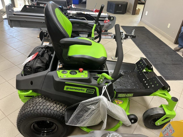 Greenworks 42in. Electric Zero Turn in Farming Equipment in Peterborough - Image 2