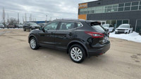 This Nissan Qashqai is equipped with: Cloth Seats, Power Moonroof, Remote Start, Heated Front Seats,... (image 6)