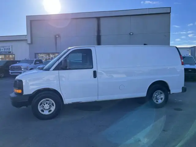 2017 Chevrolet Express Cargo Van in Cars & Trucks in Laval / North Shore - Image 9