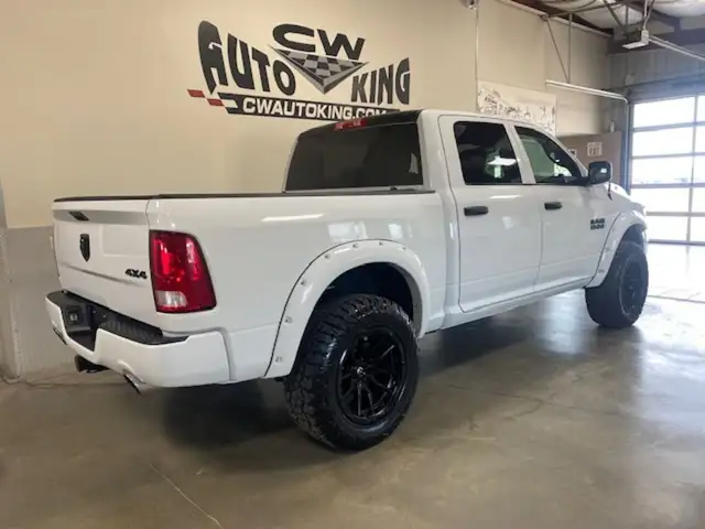 2020 Ram 1500 Classic Classic/ 4x4/ Crew/ Low K/ Lift/ Rubber/ A in Cars & Trucks in Winnipeg - Image 4
