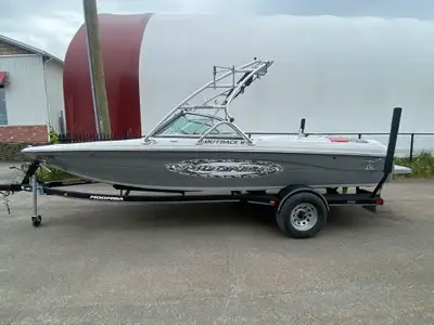Mirabel Granby Moomba Outback V 2006 Moteur / Engine : Indmar Assault Heures / Hours : 1060HRS Remor...