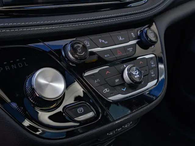 2025 Chrysler Pacifica Select in Cars & Trucks in Barrie - Image 31