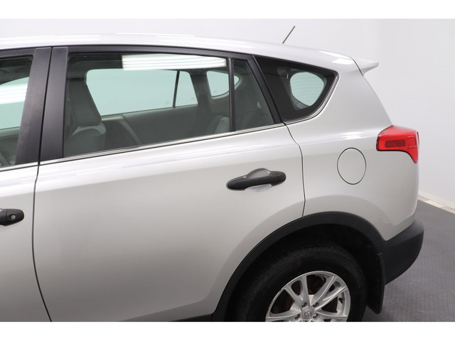 2013 Toyota RAV4 LE, FWD, BLUETOOTH in Cars & Trucks in Longueuil / South Shore - Image 4