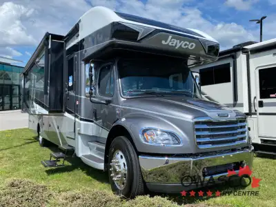 Be at home wherever you are in the Jayco Seneca. This powerful Diesel Super C has a Freightliner S2R...
