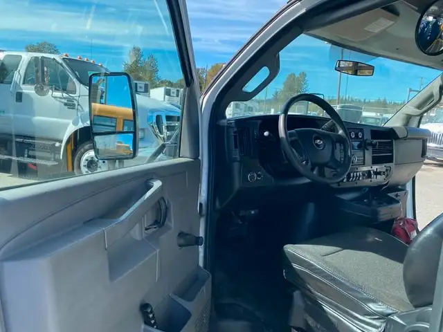 2017 chevrolet Express G4500 21 Passenger Bus With Wheelchair Ac in Heavy Trucks in Richmond - Image 14