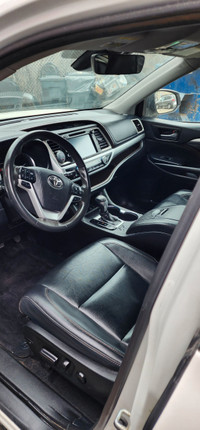 2019 Toyota Highlander XLE ALL WHEEL DRIVE. Clean Carfax, ONE single Owner. See the ad? The vehicle... (image 9)