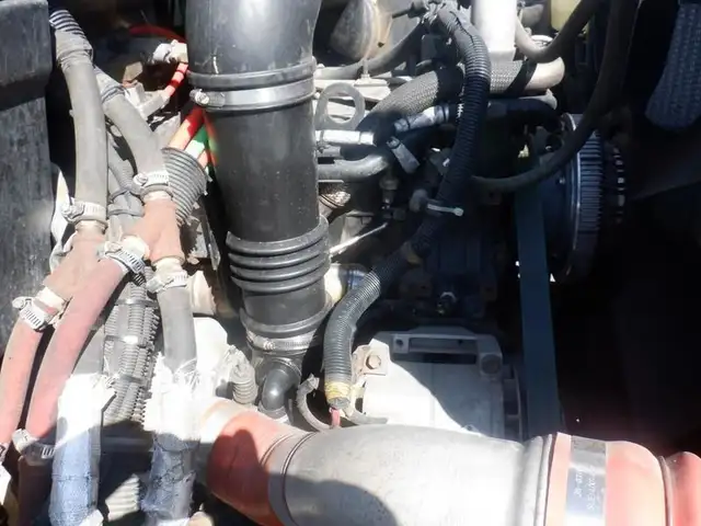 2008 international 7400 Garbage Truck Air Brakes Diesel in Heavy Trucks in Richmond - Image 41