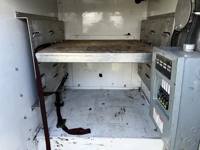2008 ford F-550 Service Truck With Bucket 2WD Diesel in Heavy Trucks in Richmond - Image 13