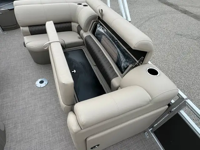 2025 Sun Tracker Fishin' Barge 20 DLX, pontoon boat in Powerboats & Motorboats in Vernon - Image 21