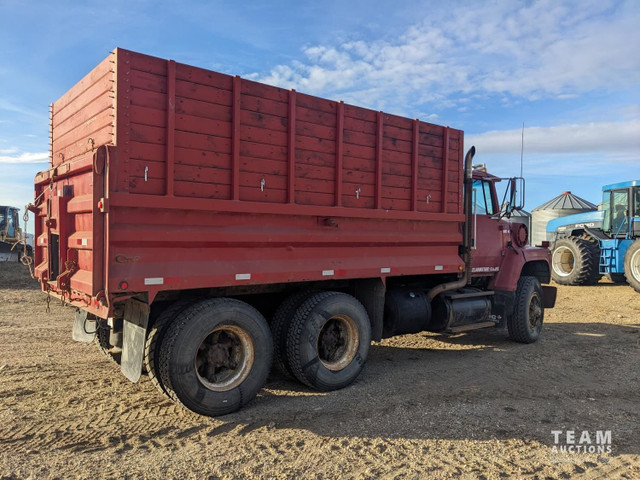 1993 Ford T/A Day Cab Grain Truck L8000 in Heavy Trucks in Edmonton - Image 3