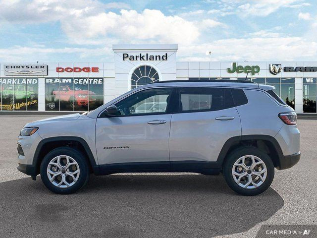 2025 Jeep Compass North 4x4 Sunroof Nav Heated Seats & Steering dans Autos et camions  à Saint-Albert - Image 2