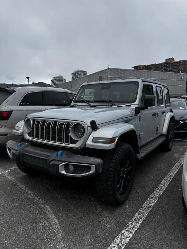 ***JEEP**WRANGLER**SAHARA**4XE**CUIR**TOIT DUR**PNEUS ÉTÉ ET HIV in Cars & Trucks in Laurentides