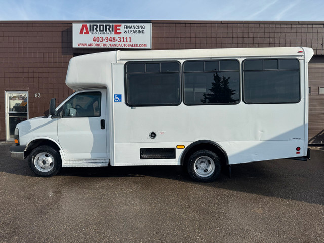 2014 GMC Savana 3500 12 Passenger Bus in Cars & Trucks in Calgary