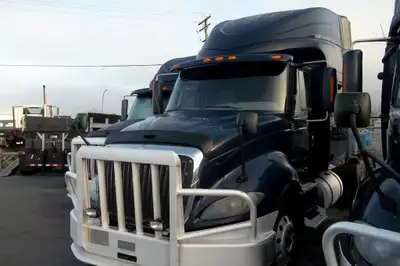 This pre-owned 73in high-rise highway tractor is a full maintenance lease return. Unit features 485...