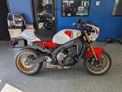 YAMAHA XSR 900 2025 PDSF : 14488.9$ Transport et préparation : 600.0$ Supplément logistique : 0.0$ R...