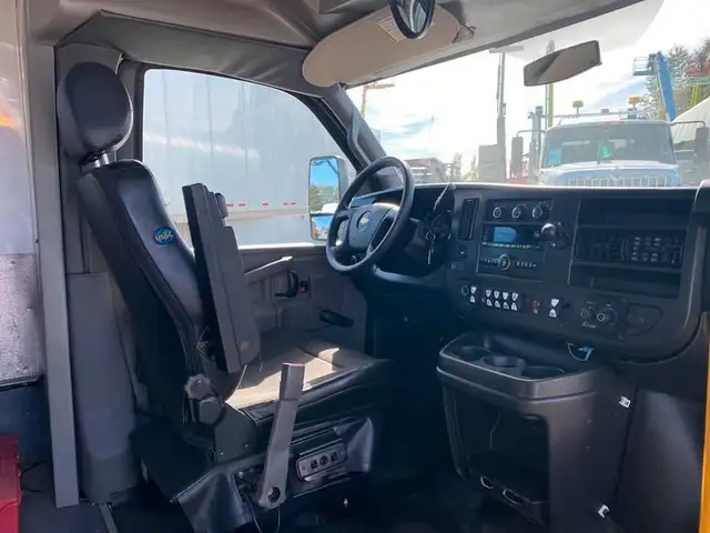 2017 chevrolet Express G4500 21 Passenger Bus With Wheelchair Ac in Heavy Trucks in Richmond - Image 25