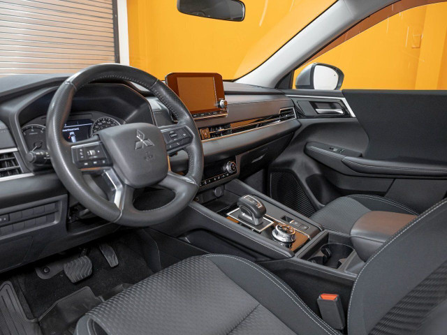 Mitsubishi Outlander ES 4X4 *7 PLACES* SIÈGES CHAUFF CARPLAY ALE in Cars & Trucks in Laurentides - Image 2