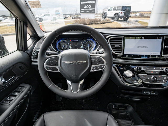 2025 Chrysler Pacifica Select in Cars & Trucks in Barrie - Image 2