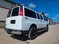 Très rare 4x4 Express Van 12 Passagers avec peu de kilométrage. SEULEMENT 55 000KM ! 3'' Lift kit de... (image 9)