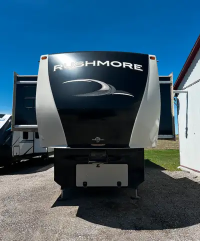 2014 Crossroads Rushmore 39WA $49,999 - EASY LOW PAYMENTS WITH FLEXIBLE FINANCING AVAILABLE! Sleeps...