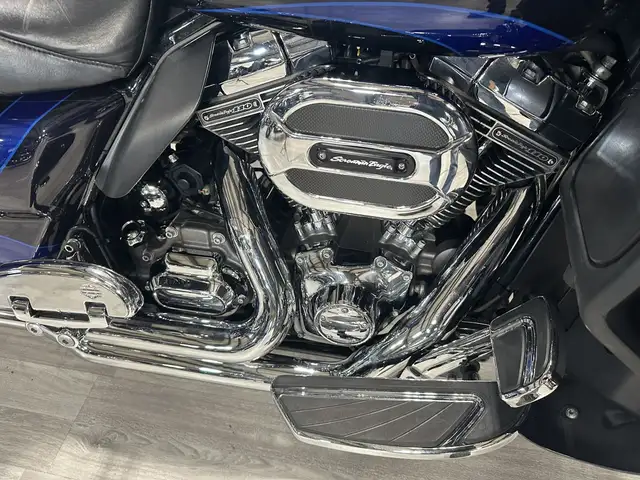 2015 Harley-Davidson Touring ROAD GLIDE CVO in Street, Cruisers & Choppers in London - Image 8