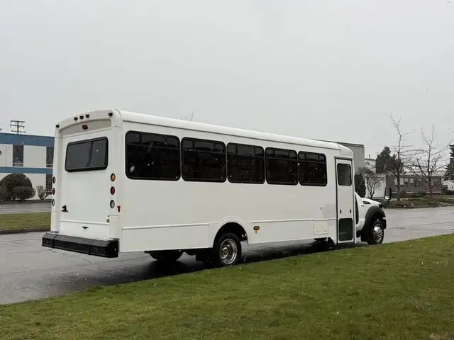 2011 ford F-550 31 Passenger Bus Powerstroke Diesel in Heavy Trucks in Richmond - Image 11