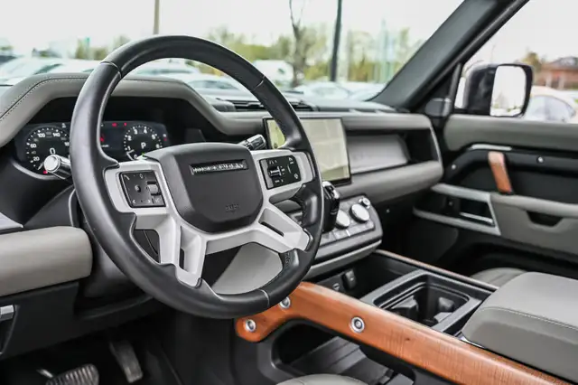 2022 Land Rover Defender S | Toit pano | Black Pack | Roues 19po in Cars & Trucks in Longueuil / South Shore - Image 13
