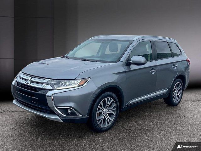 2017 Mitsubishi Outlander ES | 7 Passagers | Toit ouvrant in Cars & Trucks in Laval / North Shore