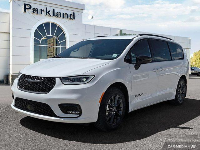 2025 Chrysler Pacifica Select Stow N Go Nav Capable 360 Camera in Cars & Trucks in St. Albert